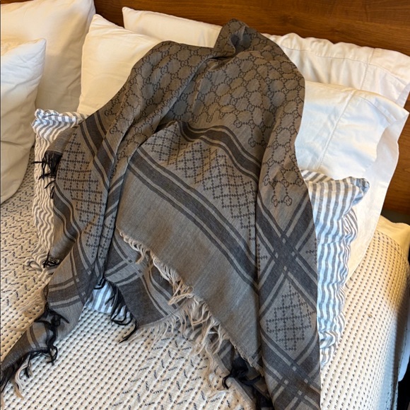 Gucci Brown Patterned Scarf with Fringe - Picture 4 of 4